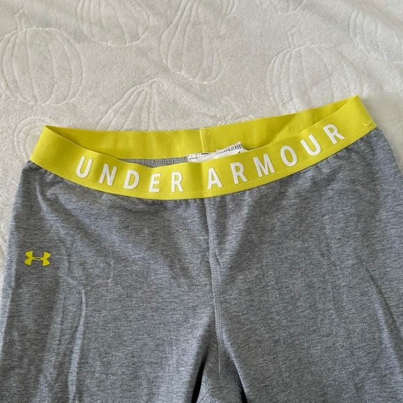 Under Armour Capri Style Grey Workout Leggings With Yellow Wasteband Large - Picture 5 of 8